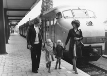 171393 Afbeelding van een gezin met twee kleine kinderen op het eerste perron (buurtsporen) van het N.S.-station ...
